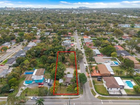 Tiny photo for 810 NE 149th St, Miami, FL 33161 (MLS # A11977299)