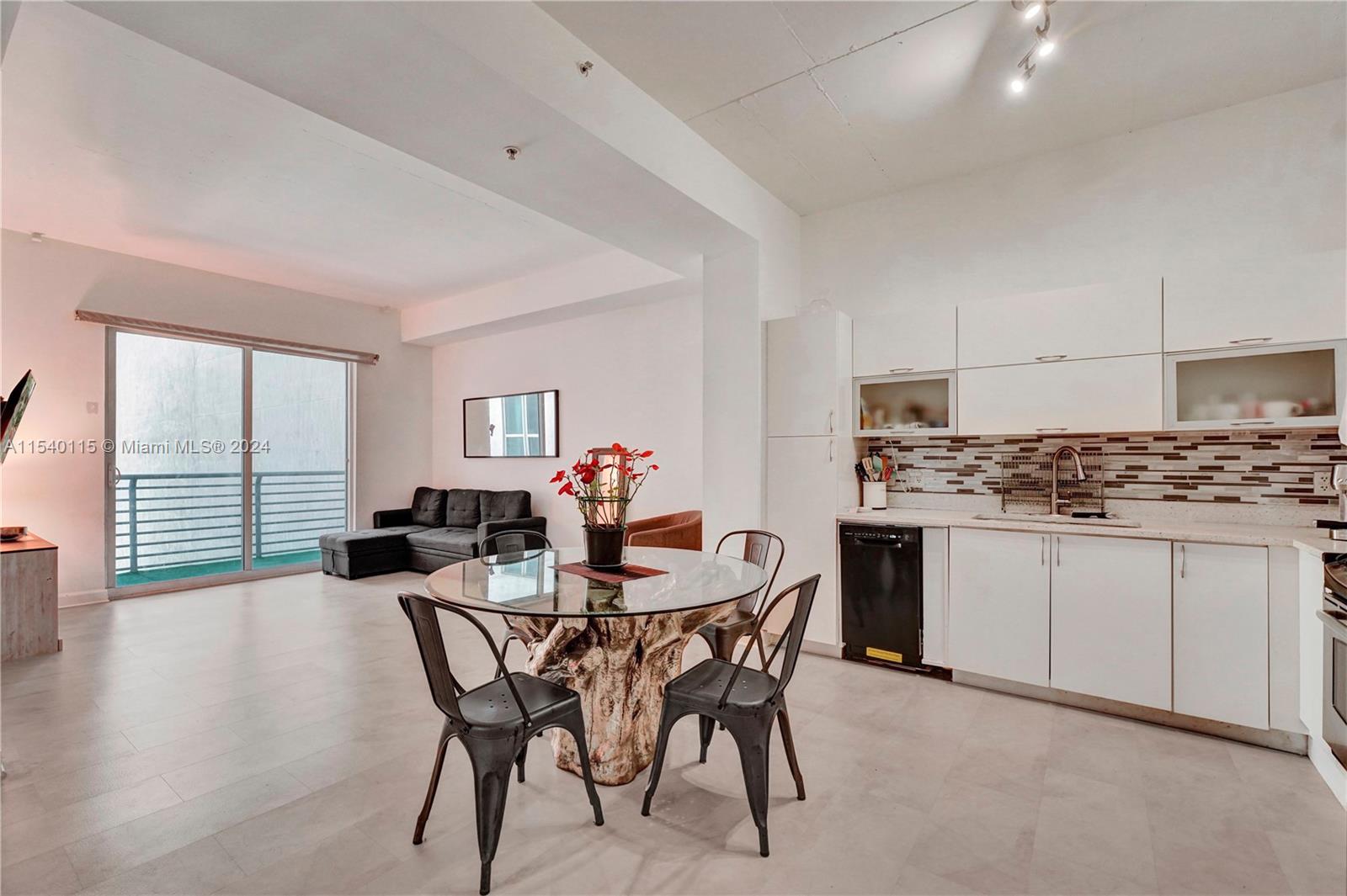 INVESTOR WELCOME *1bed/1 bath spacious open floor plan featuring high celling, tastefully renovated bathroom, Stainless steel appliances, washer/dryer in unit. 24-hour concierge, heated plunge pool, fitness center. Enjoy urban lifestyle steps to public transportation (trolley, metro-mover, metro rail, Brightline), restaurants, stores, college campus, Bayside marketplace, museums, upcoming Waldorf Astoria hotel, and Miami World Center Mall. Furniture may be include except dinner table.
Be part of Miami's population grow, fueled by domestic migration, international immigration.This influx of residents contributes to the demand for housing, including condominiums, making it an attractive market for real estate investment.
Amazing investment opportunity lease short-term 12x a year.