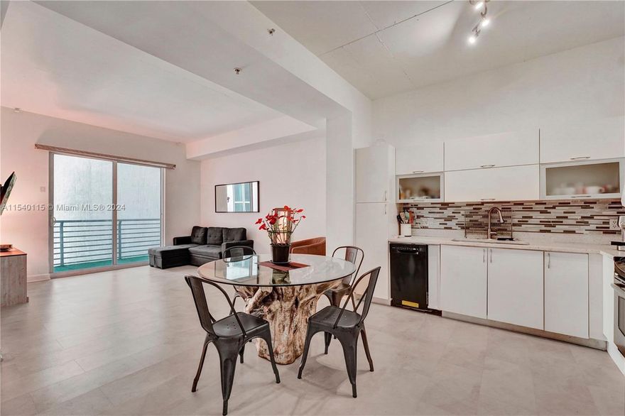 INVESTOR WELCOME *1bed/1 bath spacious open floor plan featuring high celling, tastefully renovated bathroom, Stainless steel appliances, washer/dryer in unit. 24-hour concierge, heated plunge pool, fitness center. Enjoy urban lifestyle steps to public transportation (trolley, metro-mover, metro rail, Brightline), restaurants, stores, college campus, Bayside marketplace, museums, upcoming Waldorf Astoria hotel, and Miami World Center Mall. Furniture may be include except dinner table.
Be part of Miami's population grow, fueled by domestic migration, international immigration.This influx of residents contributes to the demand for housing, including condominiums, making it an attractive market for real estate investment.
Amazing investment opportunity lease short-term 12x a year.