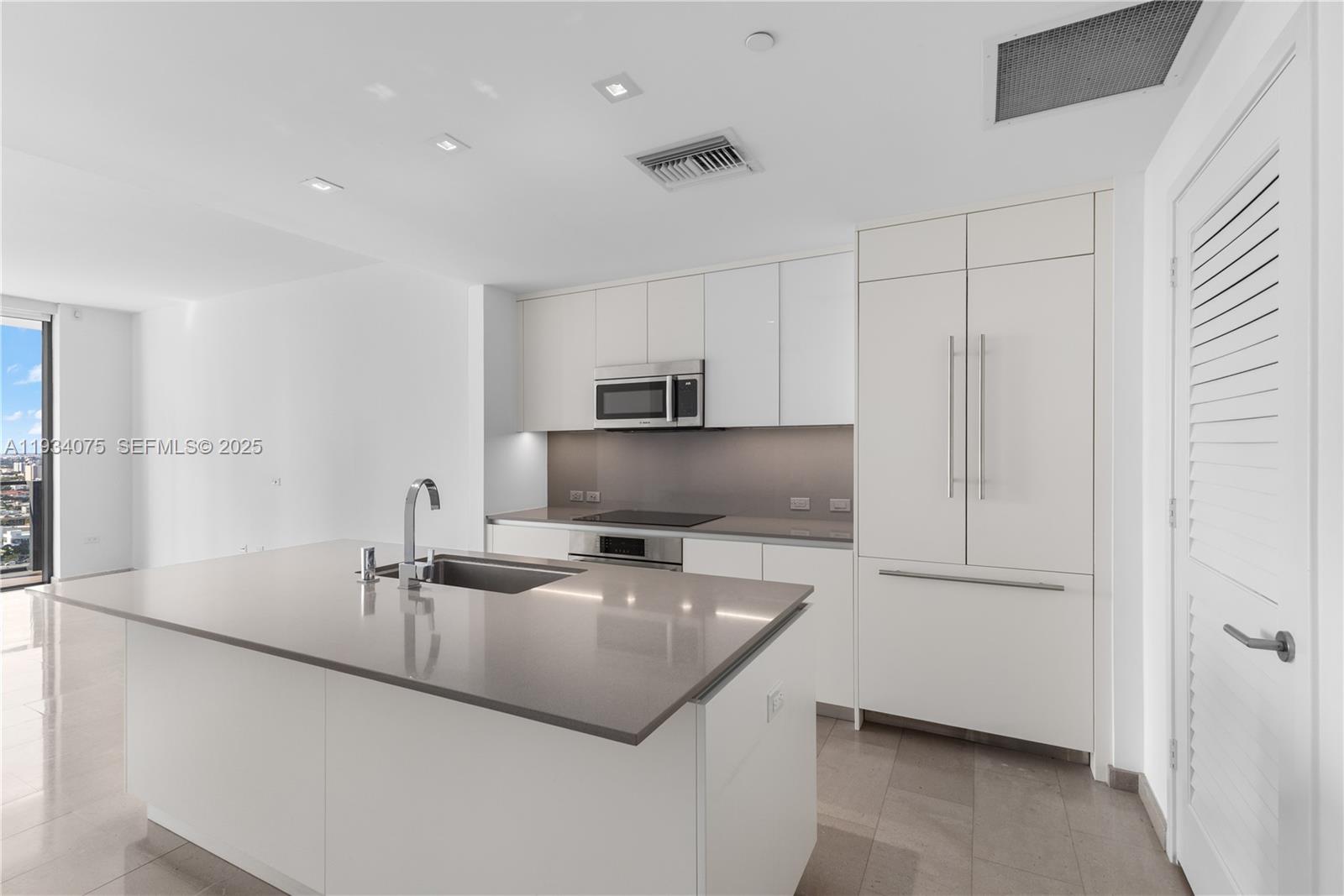 REACH CONDO - Residential