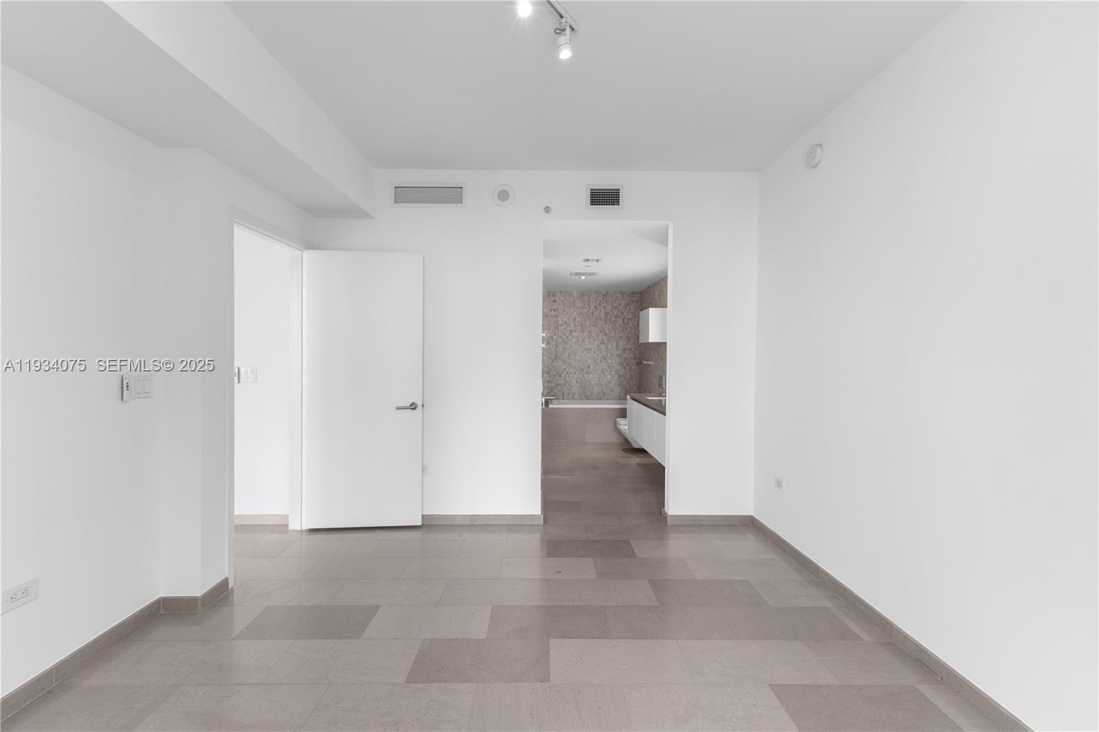 REACH CONDO - Residential