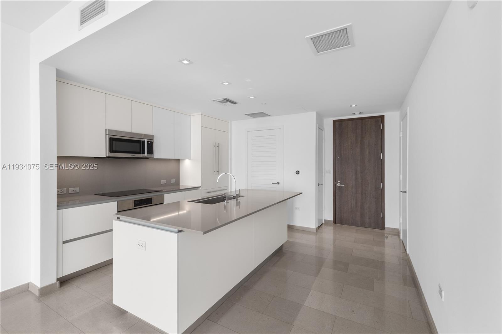 REACH CONDO - Residential