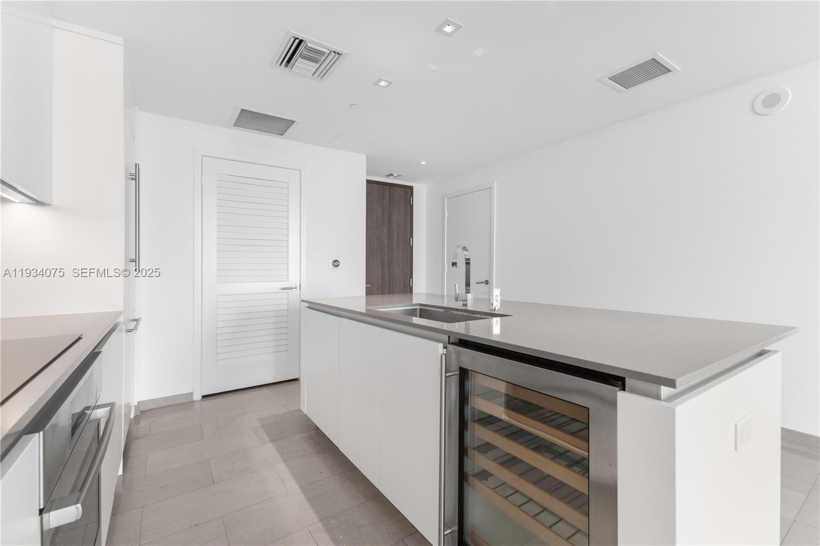 REACH CONDO - Residential