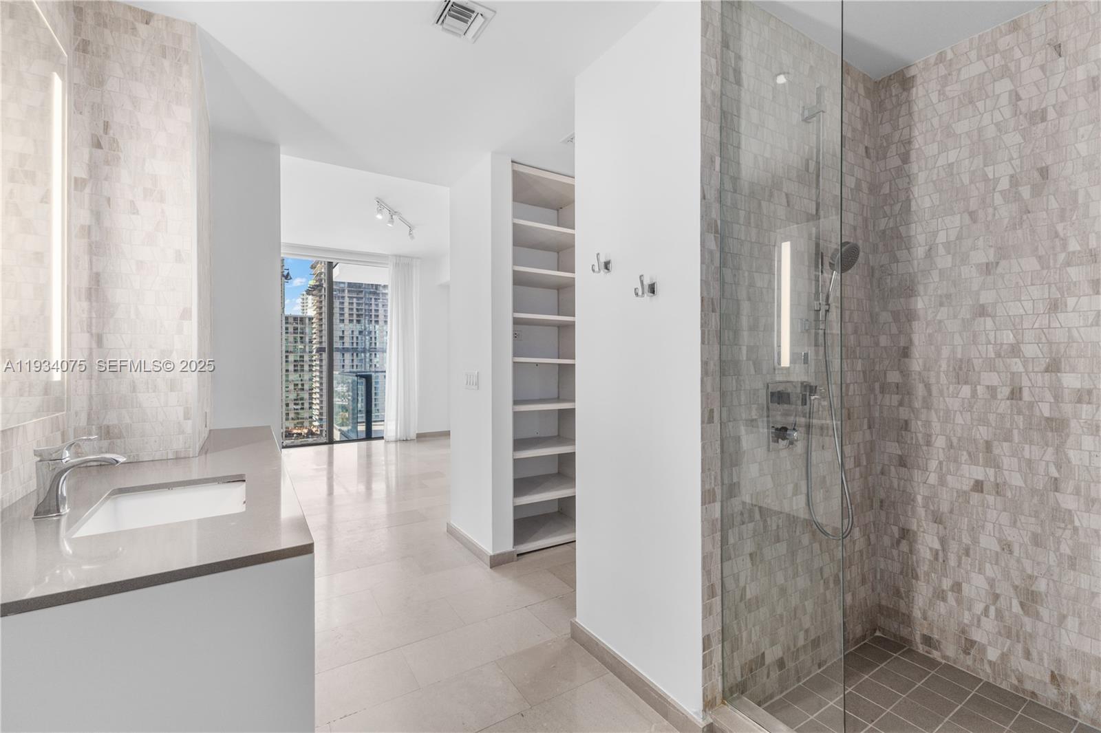 REACH CONDO - Residential