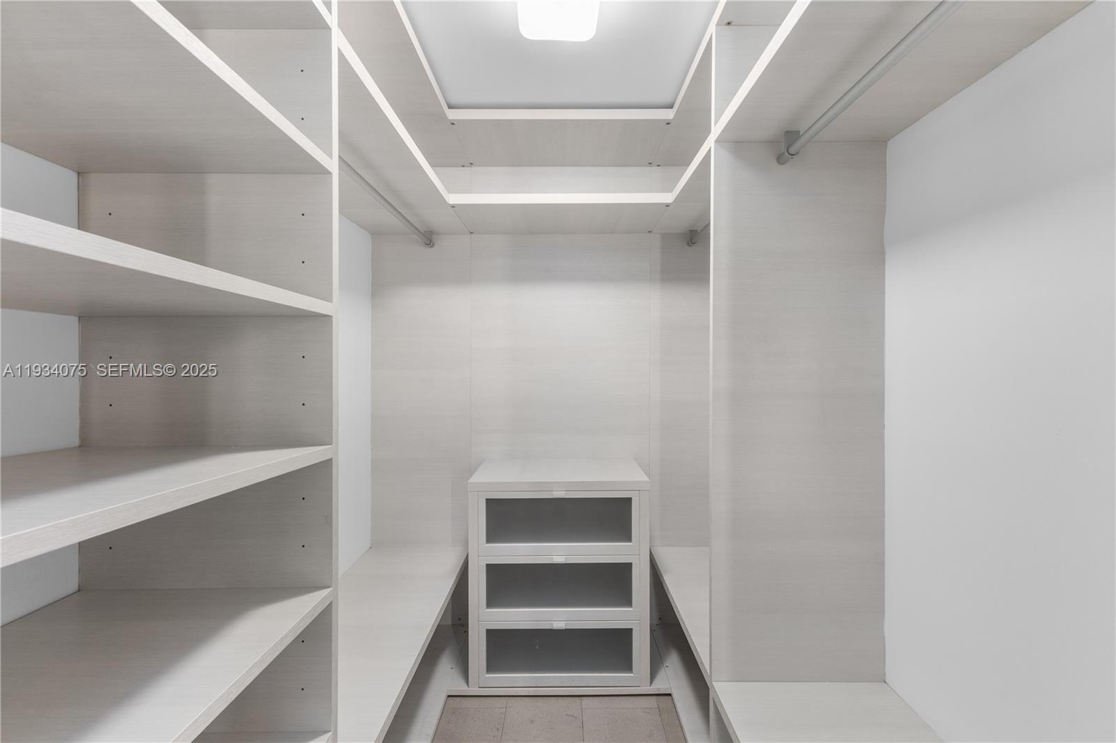 REACH CONDO - Residential