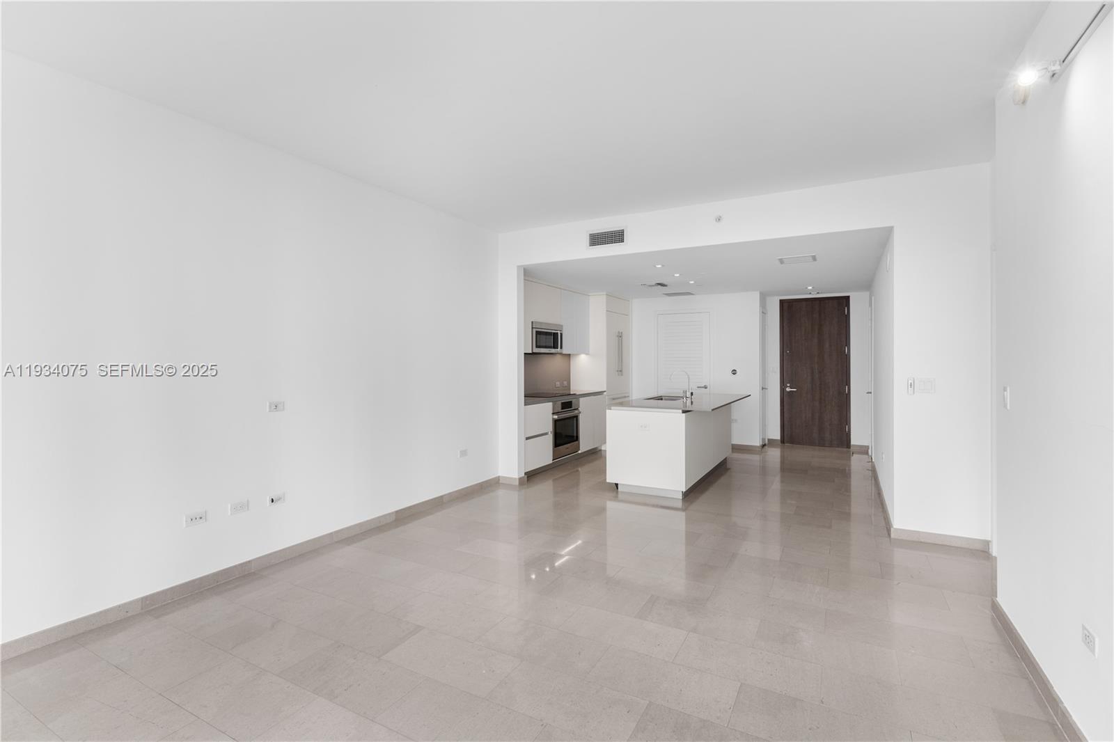 REACH CONDO - Residential