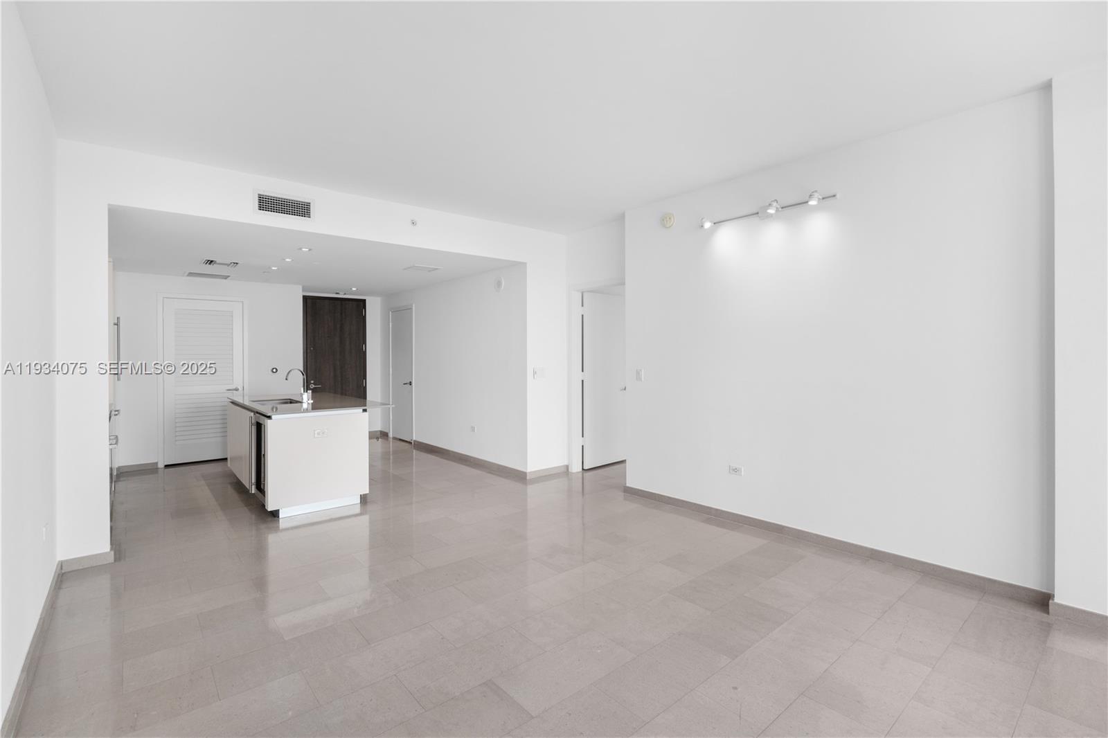 REACH CONDO - Residential