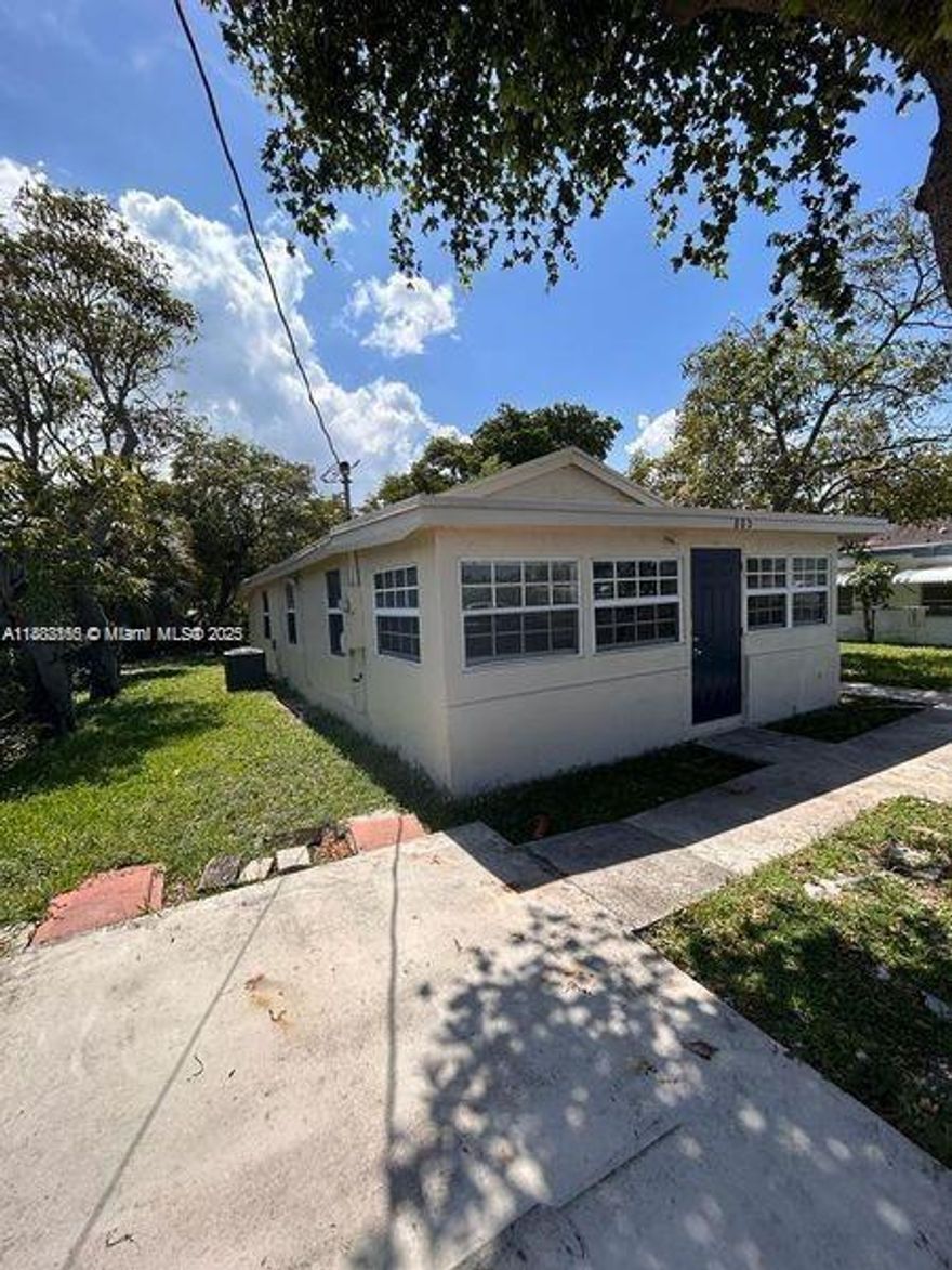 Single family house in a quiet neighborhood and developing area. 3 bedroom 2 bath with a large fenced yard. Close to Atlantic Blvd and I-95, location accesible to shopping, schools, restaurants, parks and places of worship.