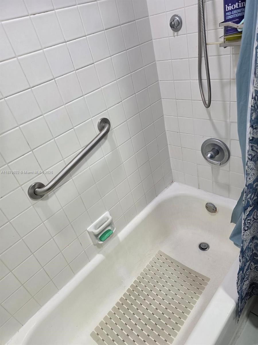 ROZLAND CONDO - Residential