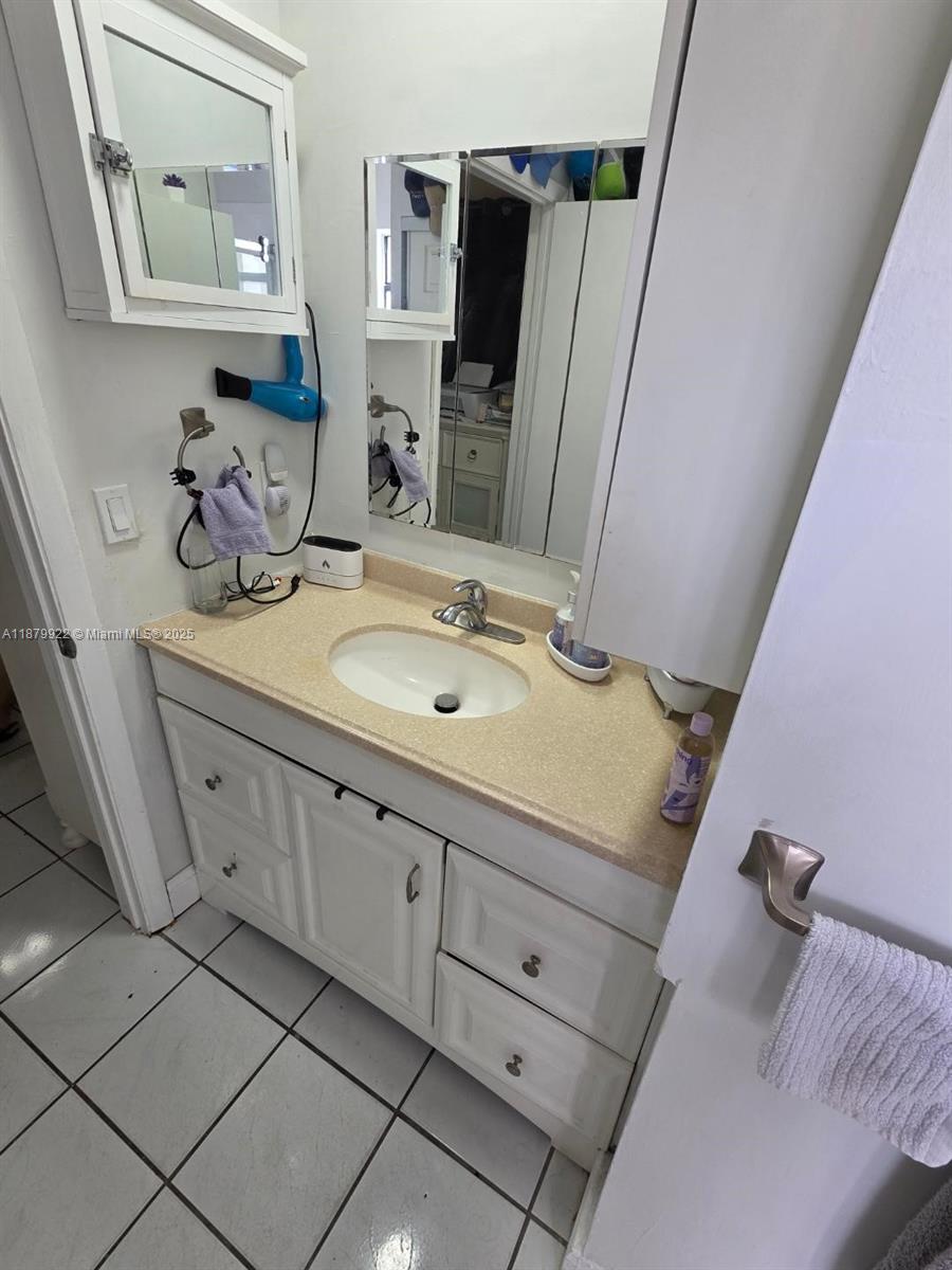 ROZLAND CONDO - Residential