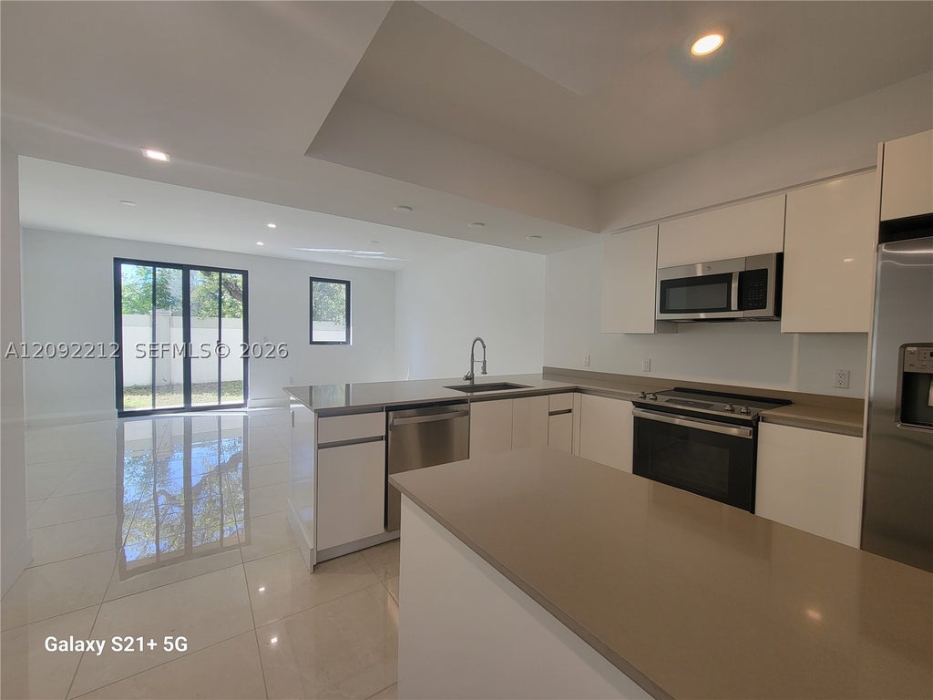 Photo of 4141 N Oak Pl, Dania Beach, FL 33314 (MLS # A12092212)