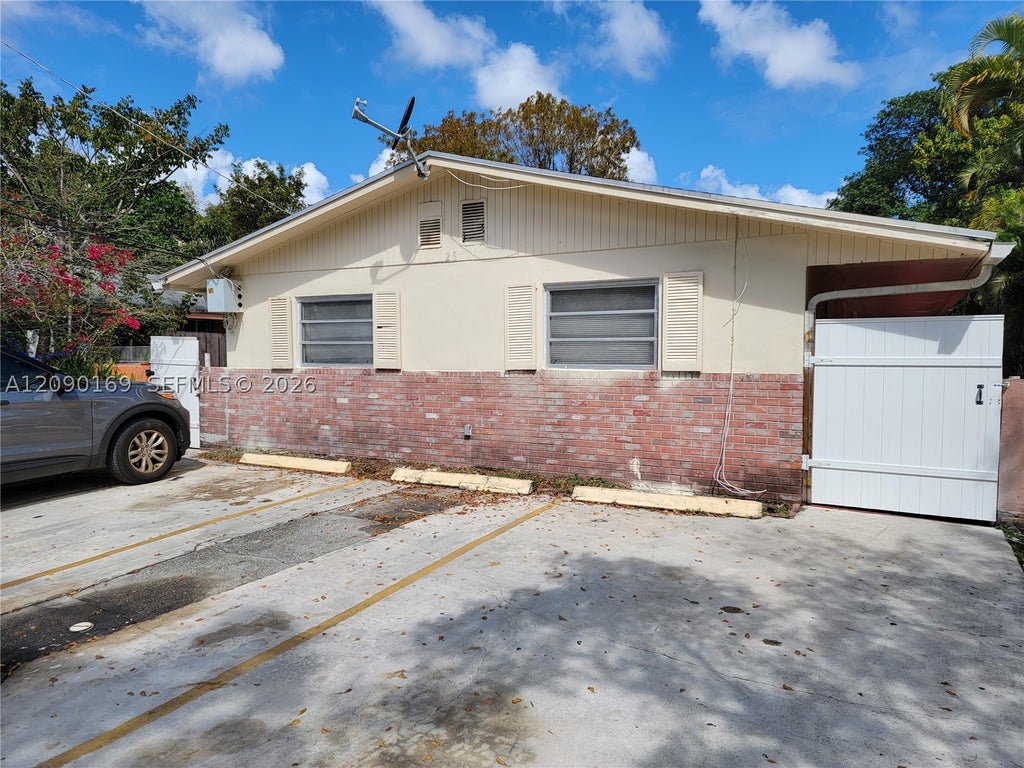 Photo of 28 SW 8th St #2, Hallandale Beach, FL 33009 (MLS # A12090169)