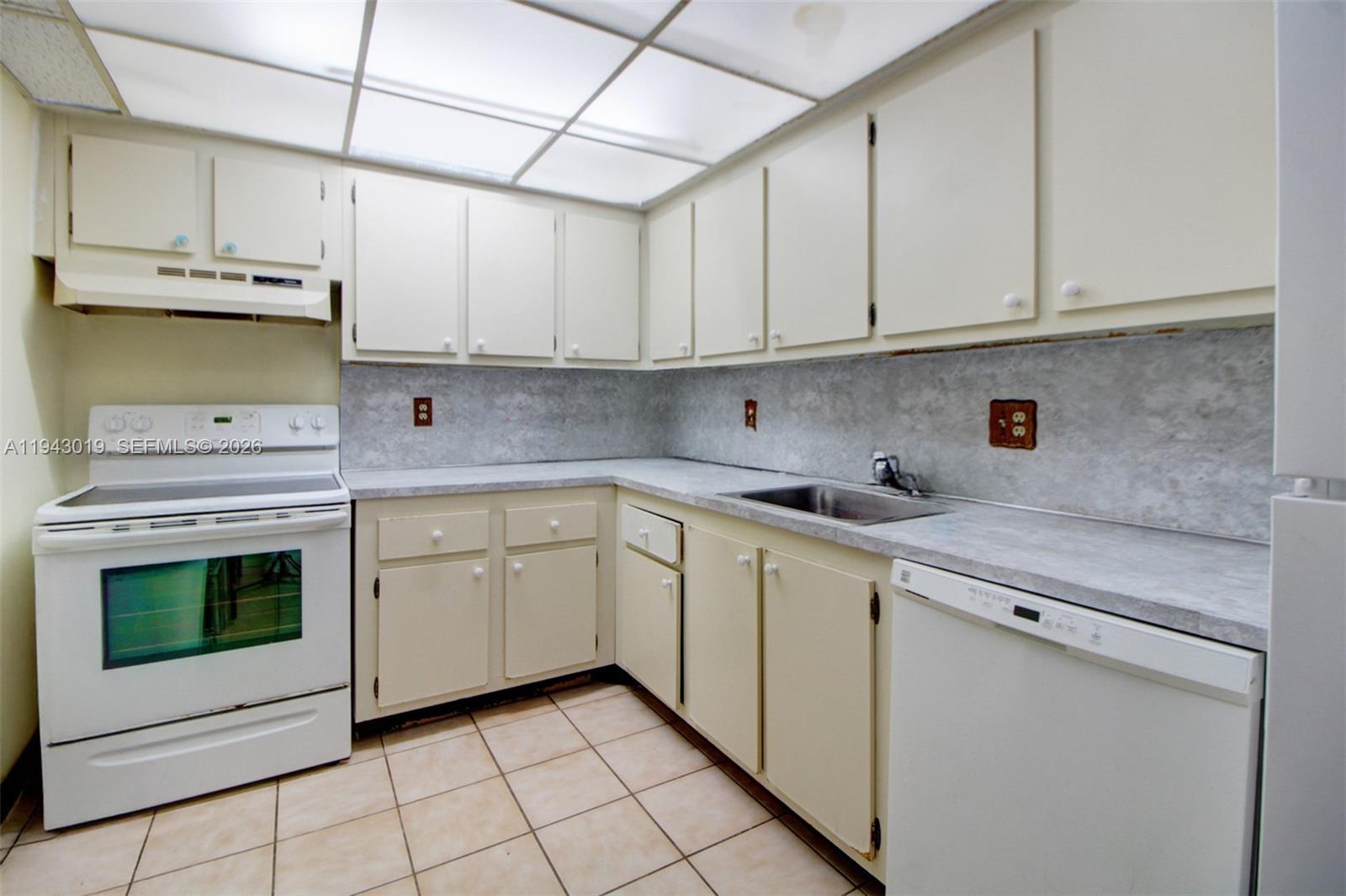 GATE THREE CONDO - Residential