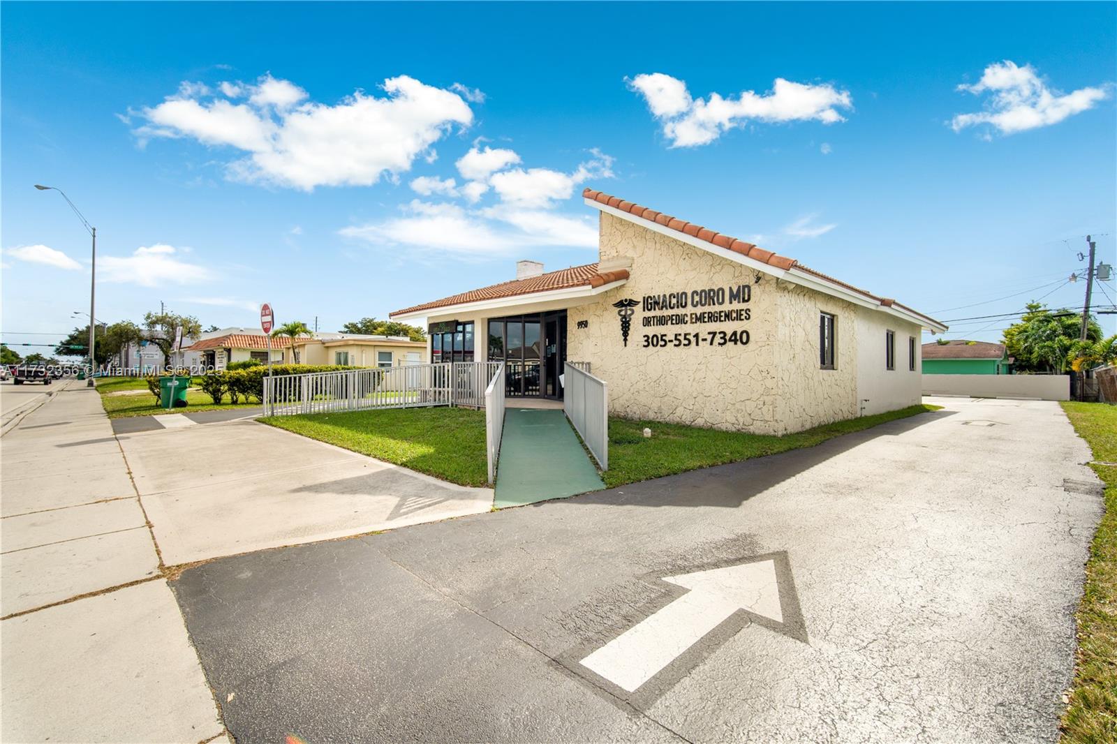 Main image without alt text