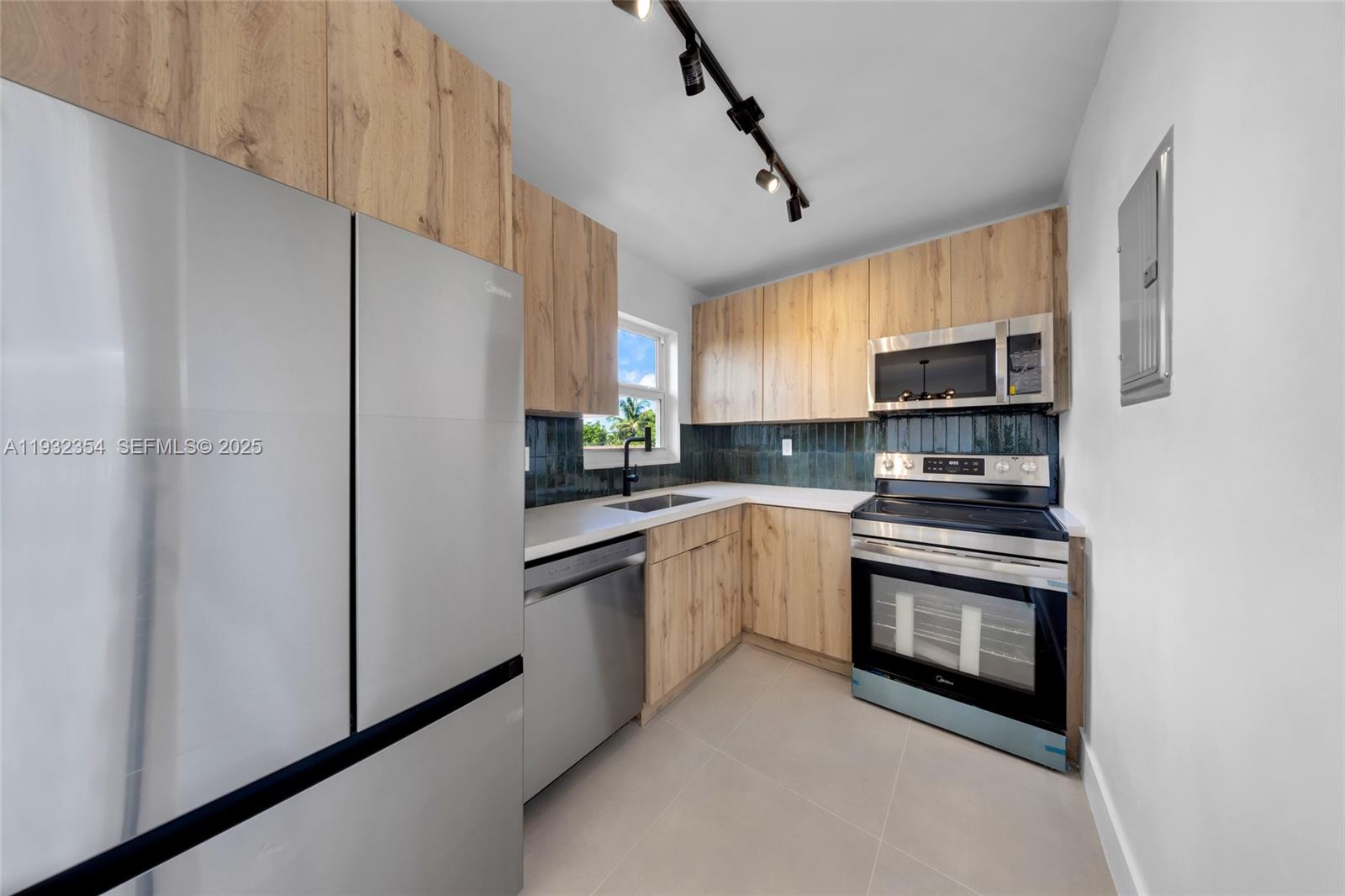 CORAL RIDGE ISLES - Residential Lease