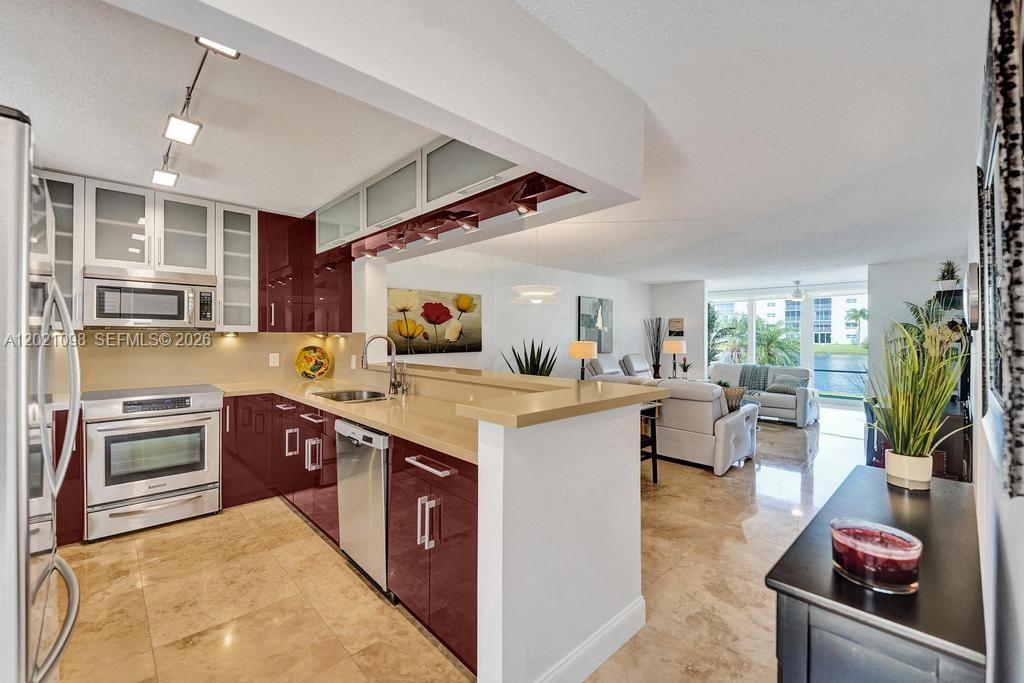 MEADOWBROOK LAKES CONDO - Residential