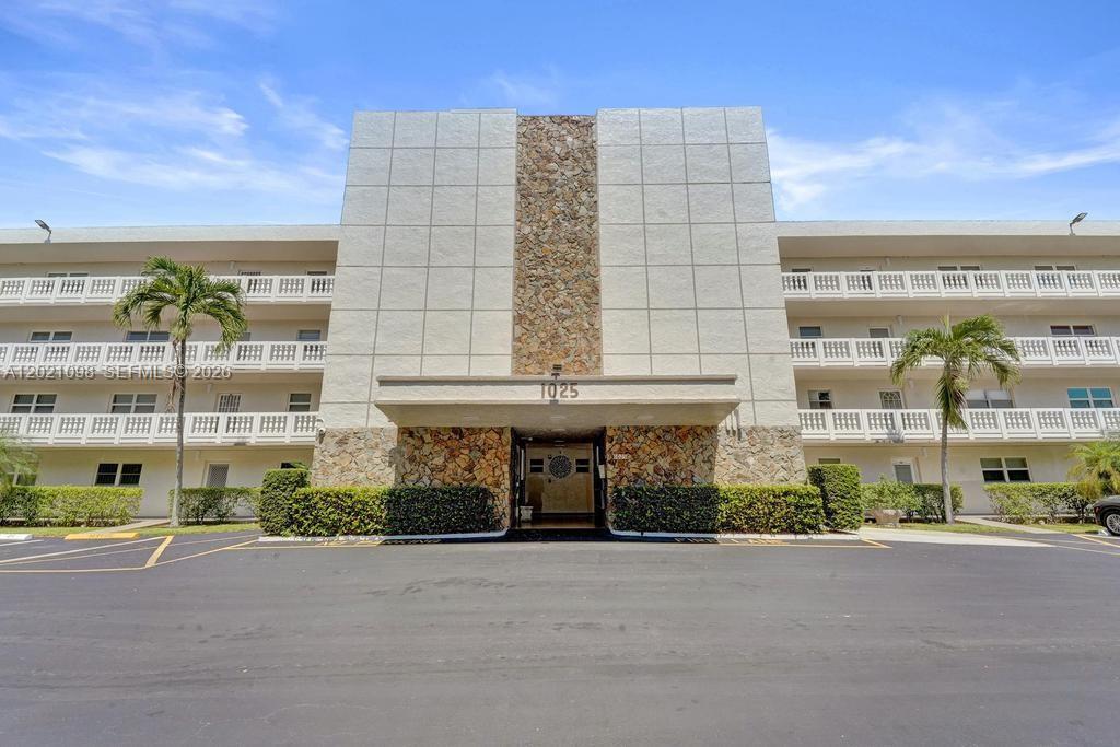 MEADOWBROOK LAKES CONDO - Residential