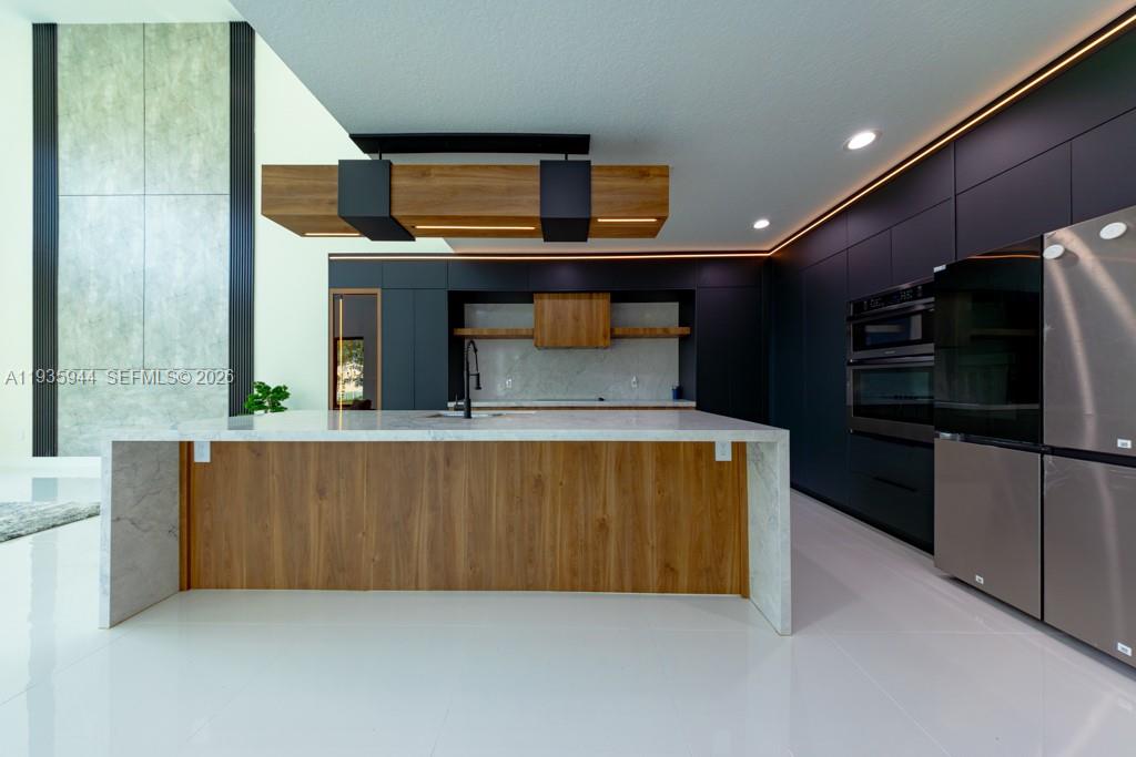 SUNSET LAKES PLAT THREE - Residential