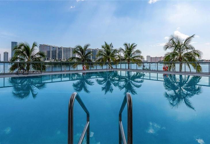 3300 NE 188th St LPH11