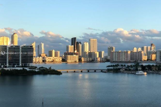 3300 NE 188th St LPH11