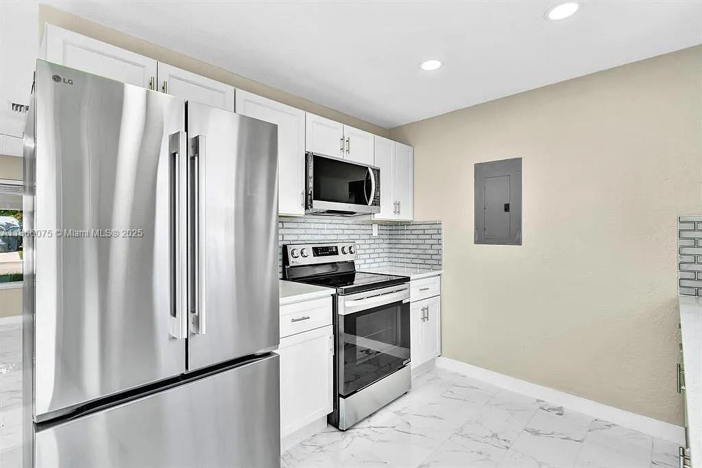 2770 NW 25th St
