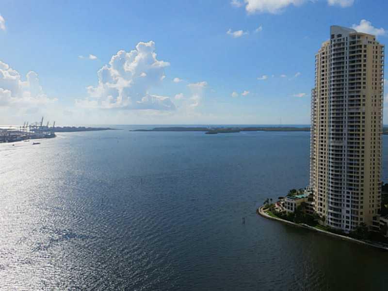 Beautiful 1bdrm 1bth condo with direct views of Biscayne Bay, Miami River, and Brickell Skyline. Enjoy luxury living with Italian kitchen cabinets, granite countertops, stainless steel appliances, and marble floors throughout. Building amenities are: 2 sw imming pool, 2 fitness center, 2 party rooms, Convenience Store, Conf. Room, 24 hrs. security, valet, and concierge. Centrally located within minutes to SoBe, Grove, Gables, Key Biscayne, Design District and Airport.
