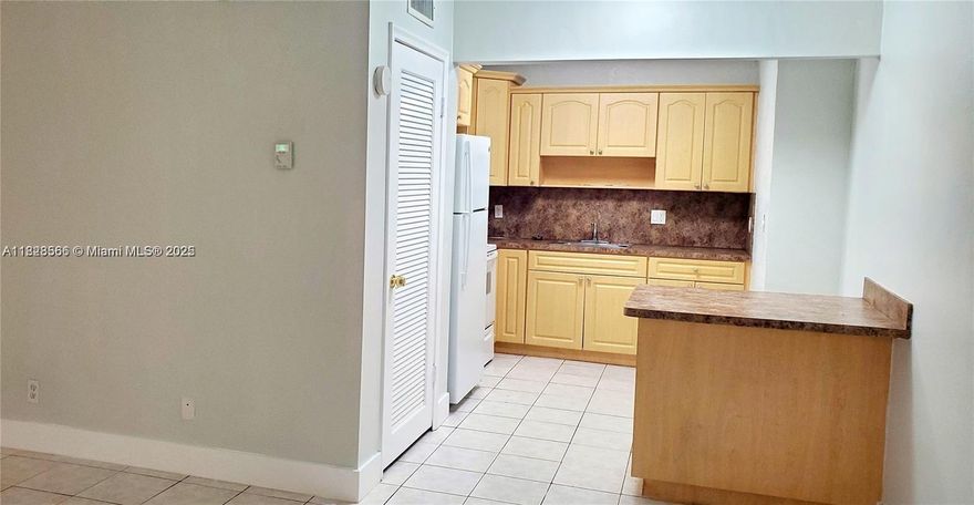 Beautiful large studio in the heart of Davie, central A/C, freshly paint and remodeled friendly community with pool and laundry facilities, and plenty of guest parking. Close to major roads, entertainment, and NOVA University.