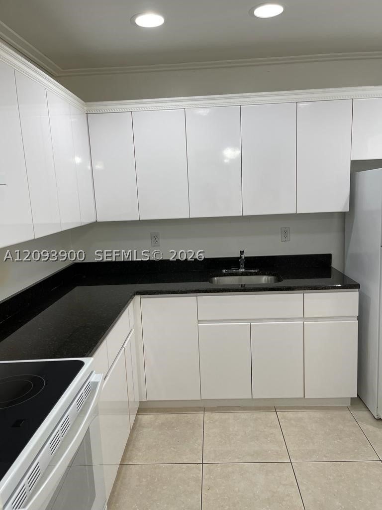 Photo of 724 NE 4th St #8, Hallandale Beach, FL 33009 (MLS # A12093900)
