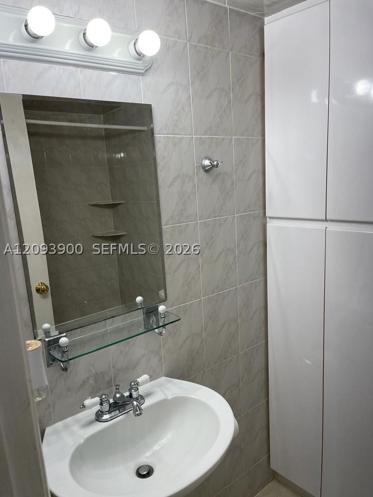 Photo of 724 NE 4th St #8, Hallandale Beach, FL 33009 (MLS # A12093900)