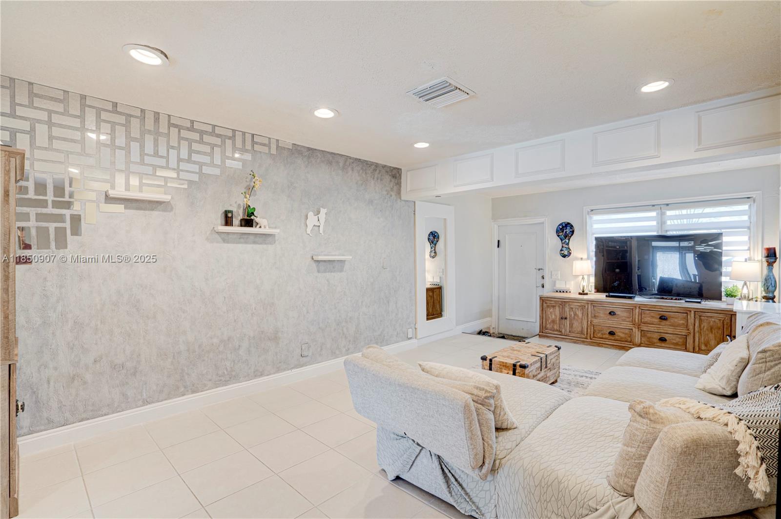 HOLLYWOOD PARK - Residential