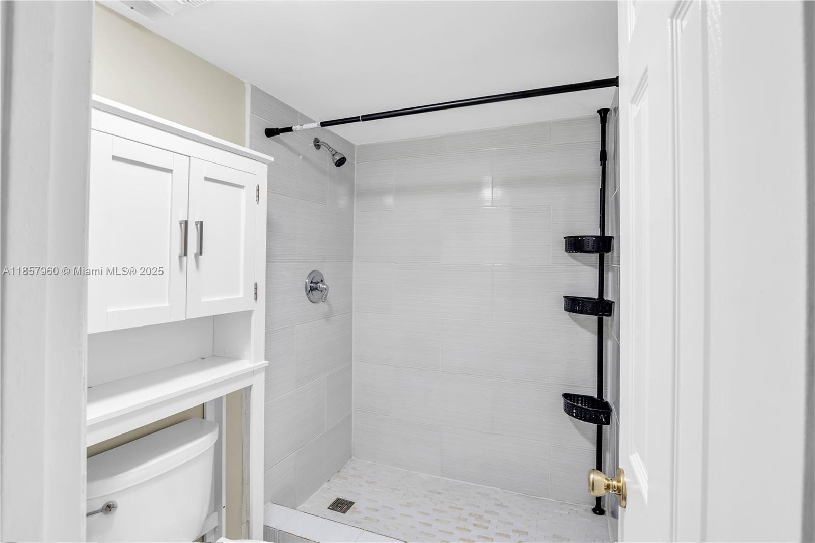 LAKE EMERALD CONDOMINIUM - Residential Lease