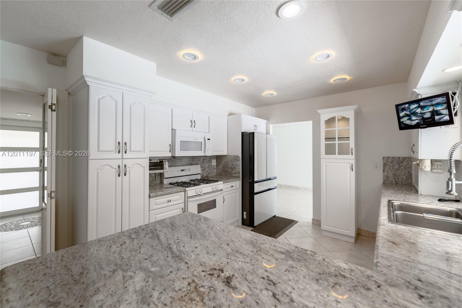 MIAMI LAKES LOCH NESS SEC - Residential