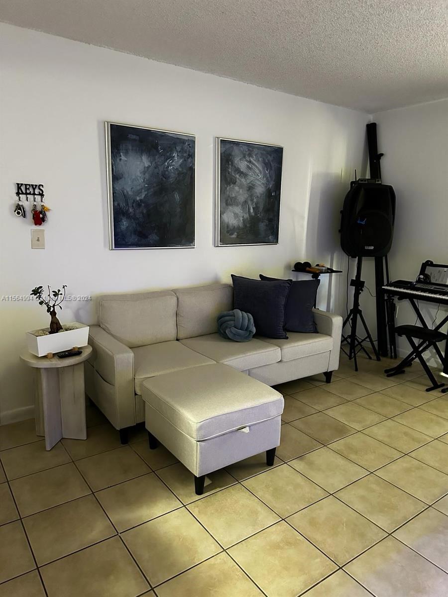 Beautiful and cozy apartment on the 1st floor. 1 Bedroom/1 Bathroom. Tiled floor, laminated wood floor in bedroom. Washer and dryer inside. Enclosed nice community. 1 assigned parking space and the possibility to park another car. Enjoy Gym, Clubhouse and Tennis. Great Location. You will love it.
