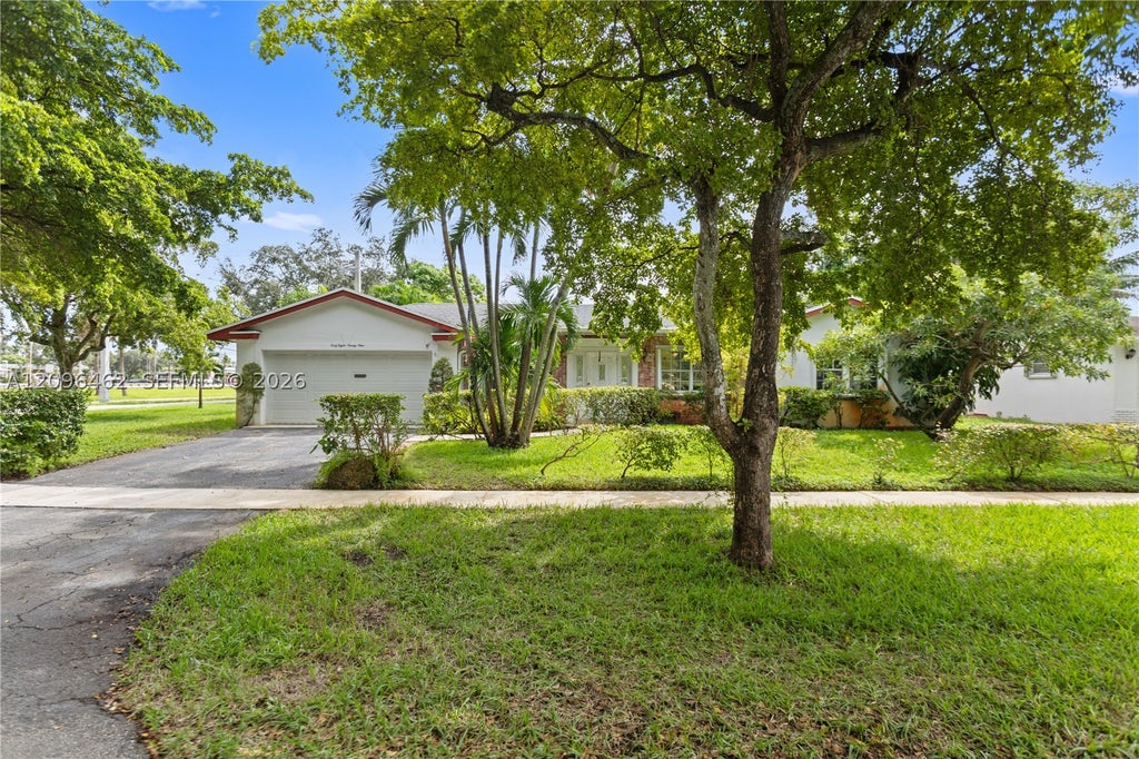 Photo of 4899 NW 7th Dr, Plantation, FL 33317 (MLS # A12096462)