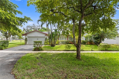 Photo of 4899 NW 7th Dr, Plantation, FL 33317 (MLS # A12096462)