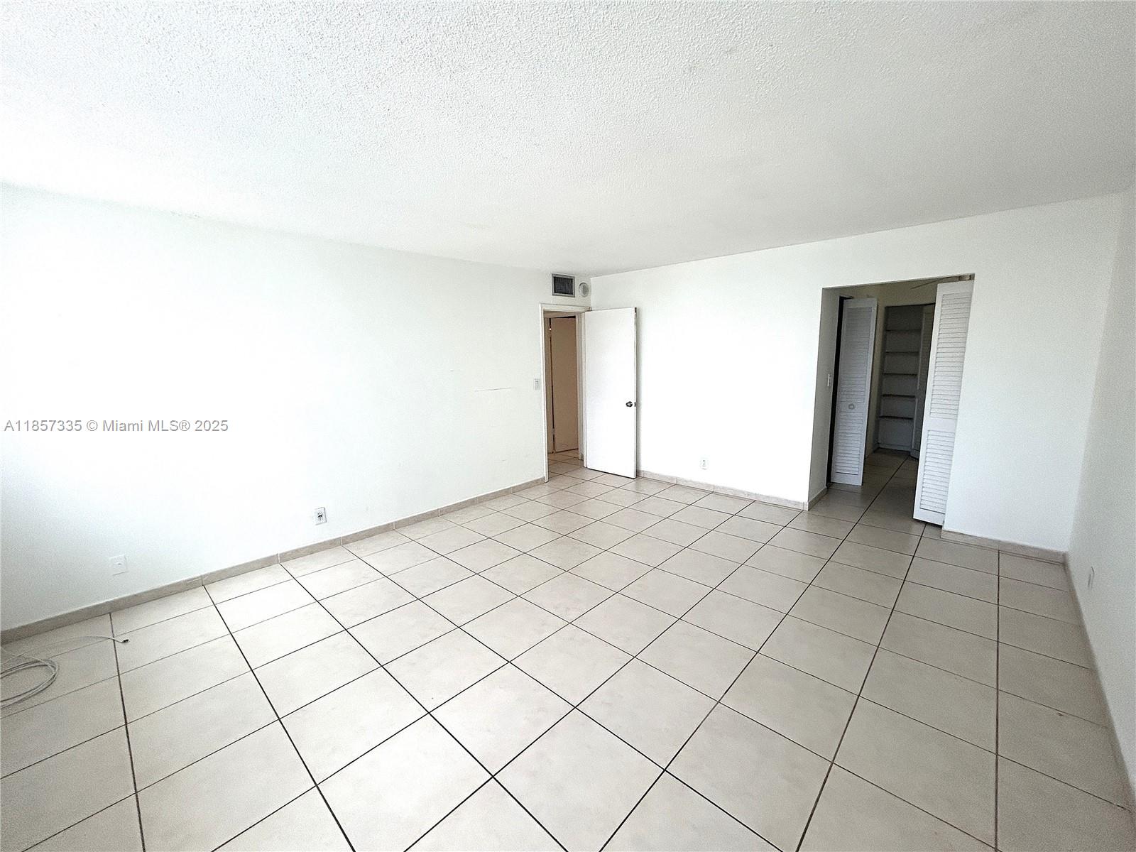 IMPERIAL TOWERS APTS COND - Residential Lease