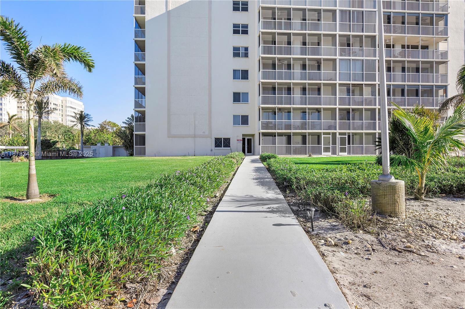 VANDERBILT TOWERS UNIT 3 - Residential