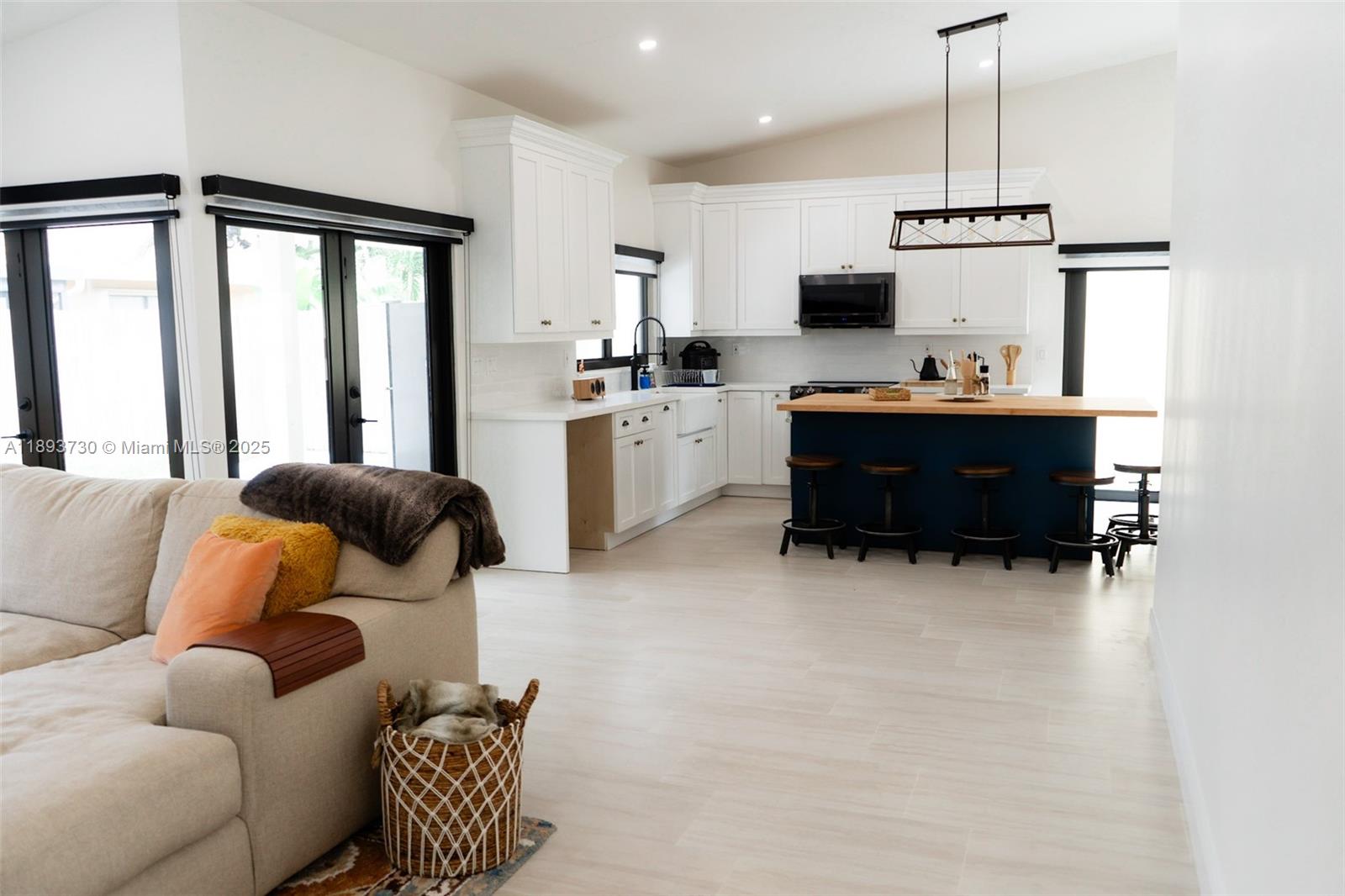 LAKES BY THE BAY SEC 3 - Residential Lease