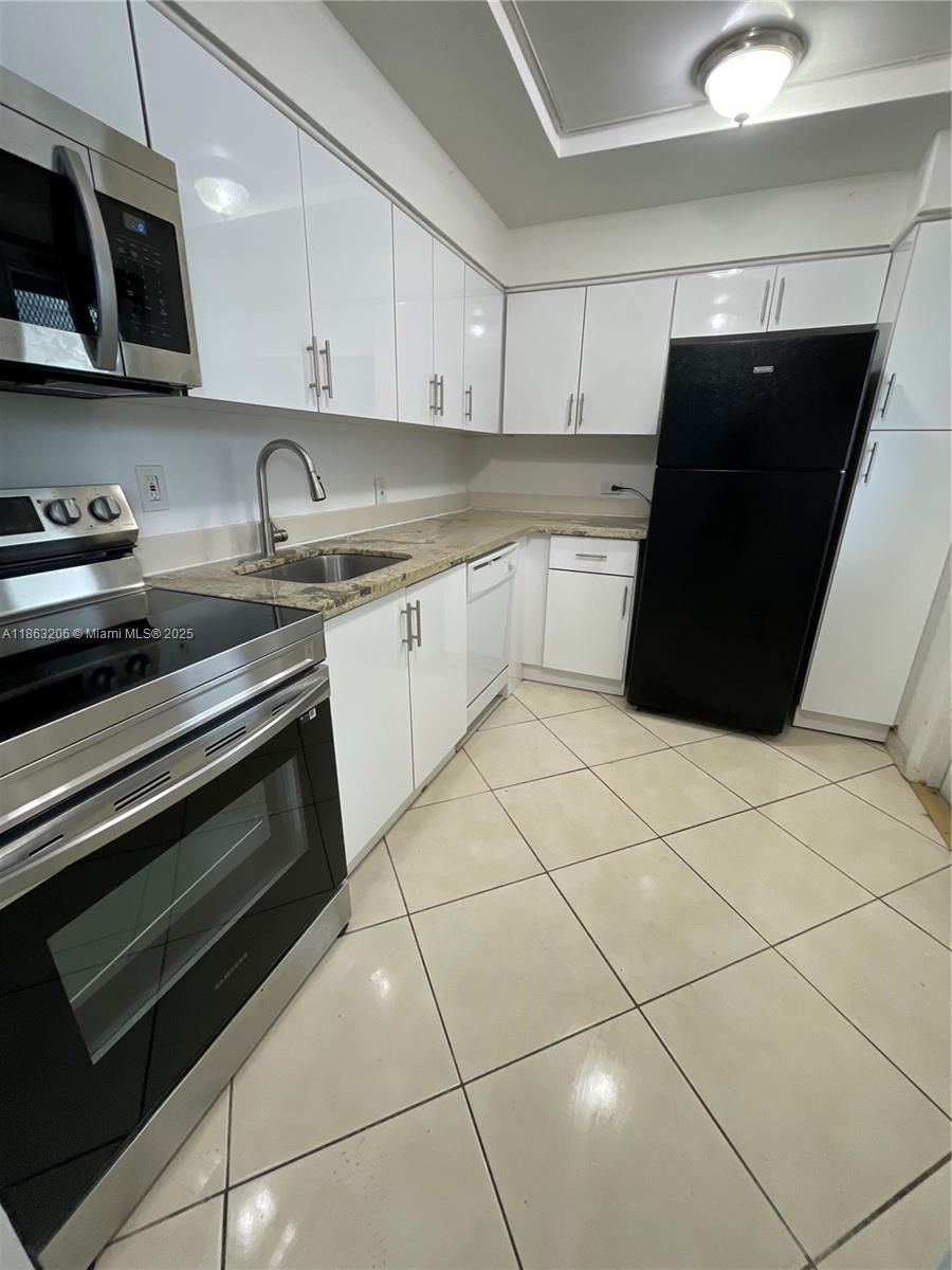 SPACIOUS APARTMENT 2 BEDROOMS AND TWO FULL BATHROOMS IN MAGNIFICENT CONDITIONS, ONE PARKING SPACE, SWIMMING POOL IN THE COMPLEX AND LAUNDRY. LOCATED IN NORTH MIAMI BEACH, ROYAL OAKS CONDO.