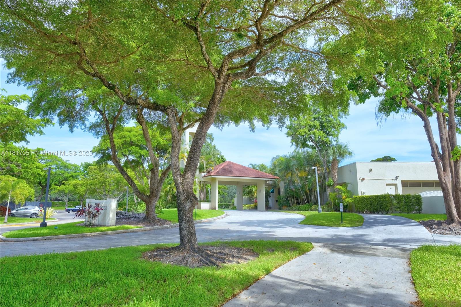 LAKE EMERALD CONDOMINIUM - Residential
