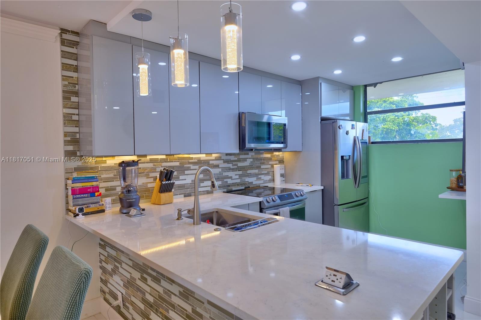 LAKE EMERALD CONDOMINIUM - Residential