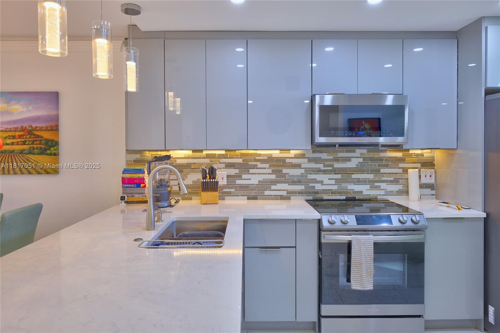LAKE EMERALD CONDOMINIUM - Residential