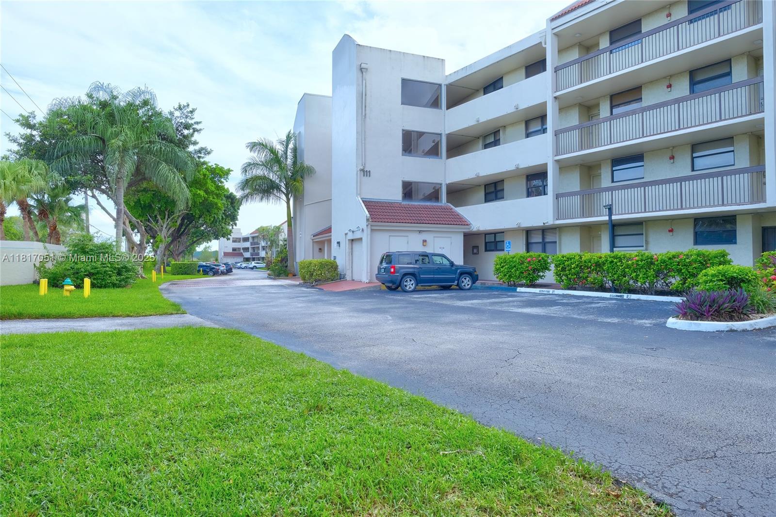 LAKE EMERALD CONDOMINIUM - Residential