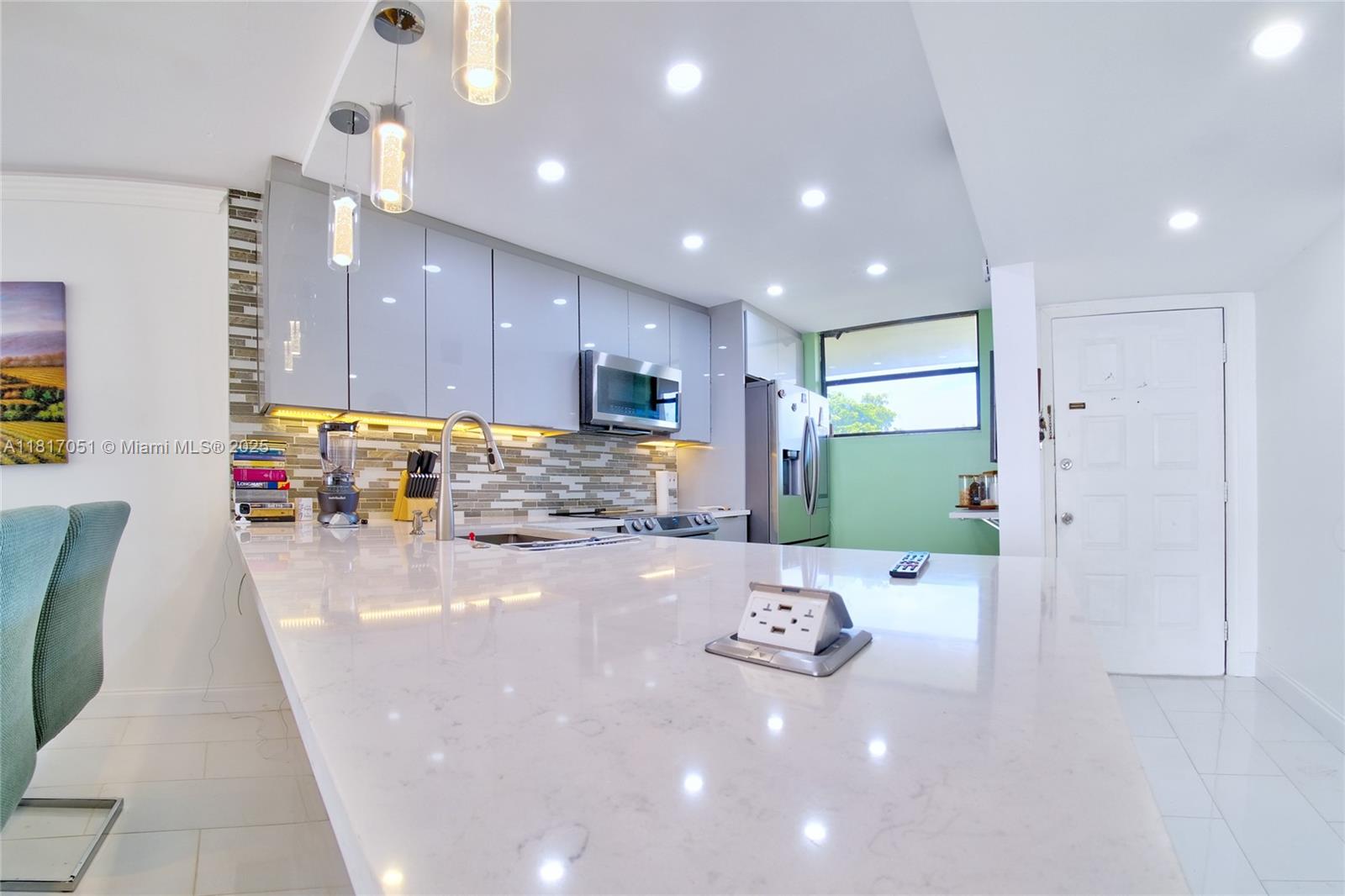 LAKE EMERALD CONDOMINIUM - Residential