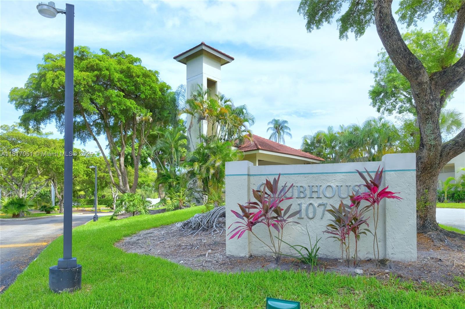 LAKE EMERALD CONDOMINIUM - Residential