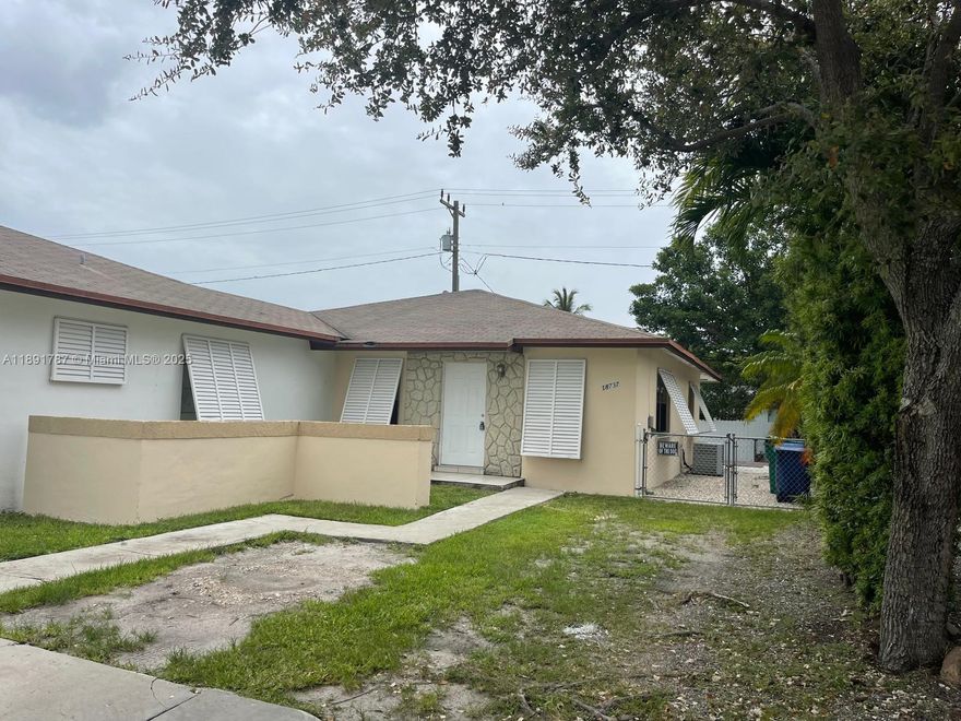 Spacious 3/2 duplex centrally located. Plenty of parking and nice yard space. Close to highways, walking distance to US1, shopping etc.