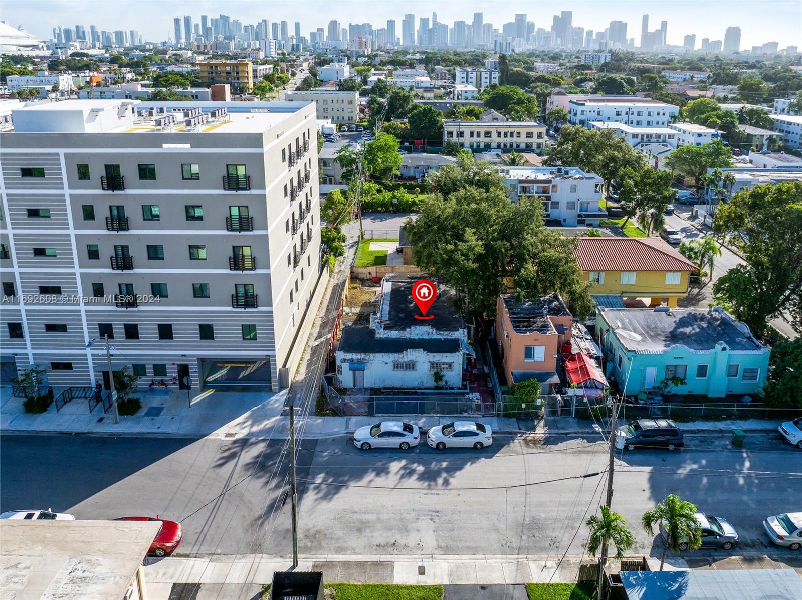 Main image without alt text