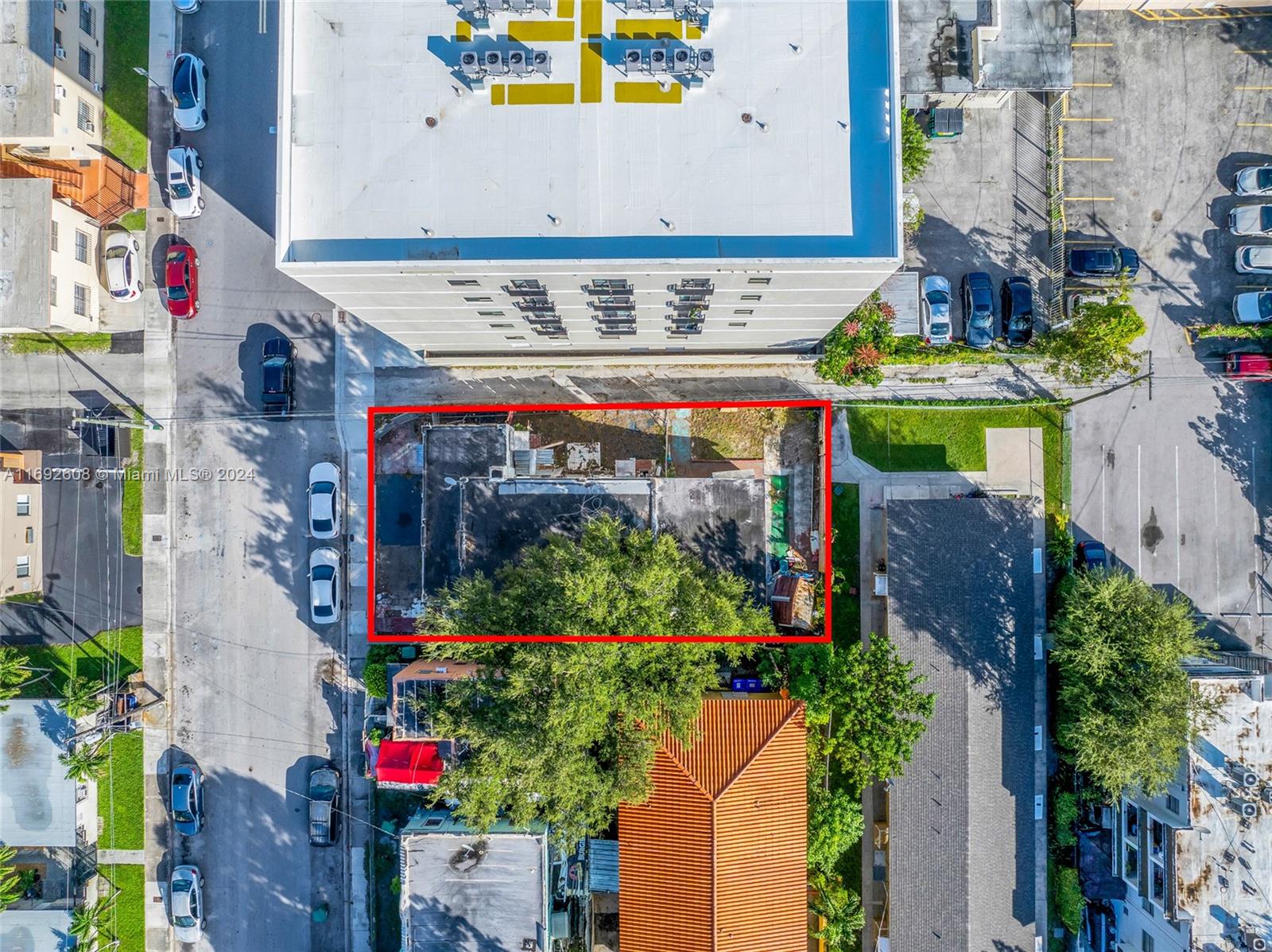 Main image without alt text