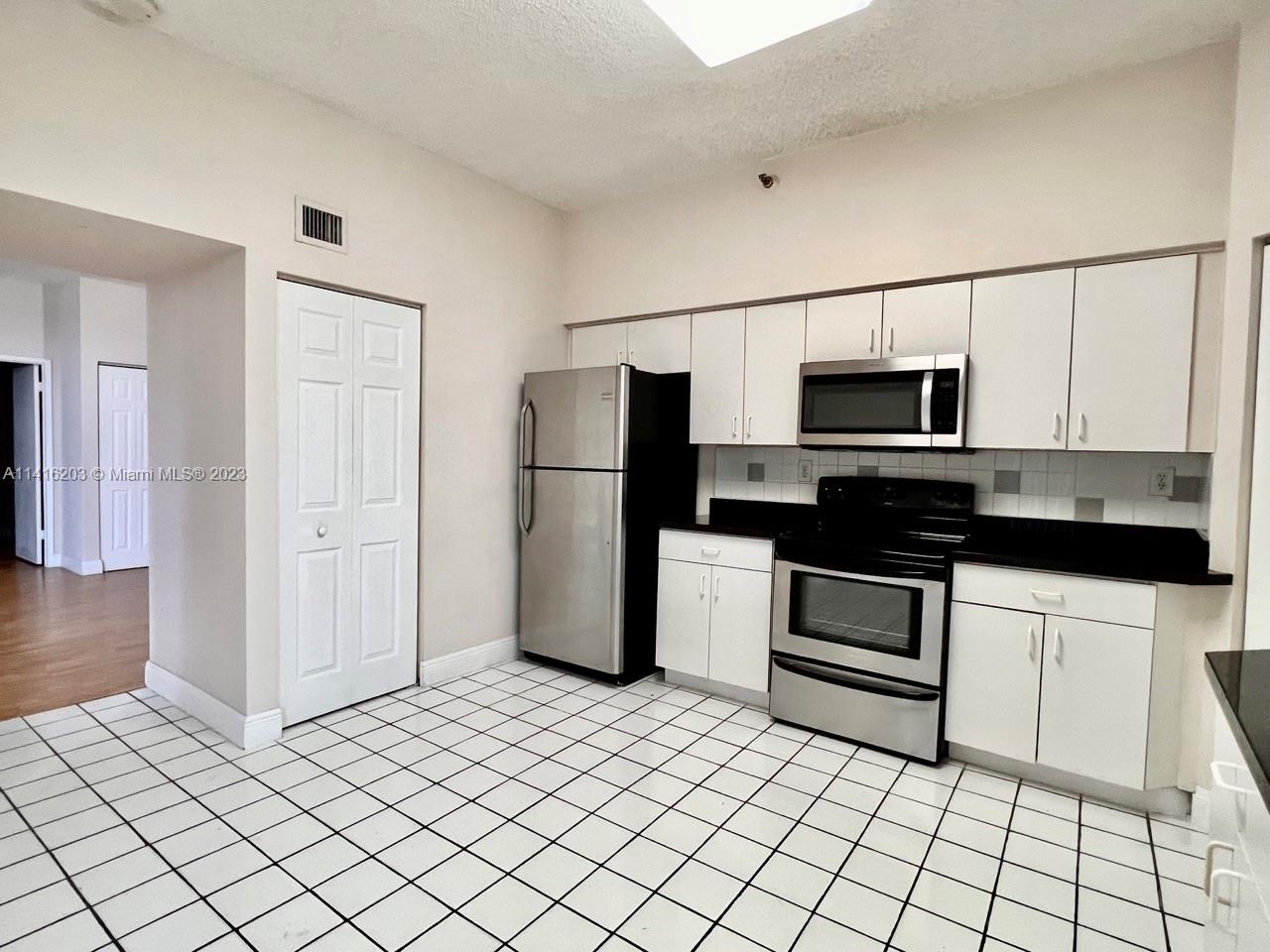 PARC CENTRAL AVENTURA SOU - Residential Lease