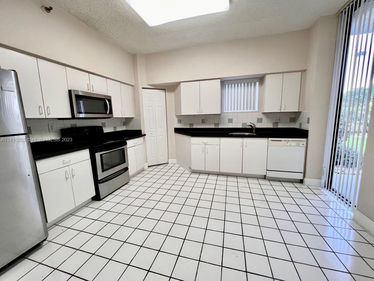 PARC CENTRAL AVENTURA SOU - Residential Lease